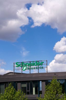 Schneider Electric otomasyon ve enerji yönetimi şirketinin logosu 29 Mayıs 2025 'te Prag, Çek Cumhuriyeti' nde.