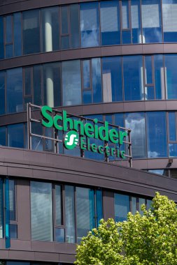 Schneider Electric otomasyon ve enerji yönetimi şirketinin logosu 29 Mayıs 2025 'te Prag, Çek Cumhuriyeti' nde.