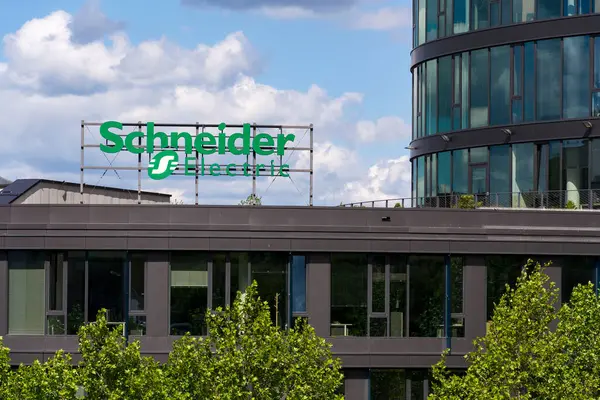 Schneider Electric otomasyon ve enerji yönetimi şirketinin logosu 29 Mayıs 2025 'te Prag, Çek Cumhuriyeti' nde.