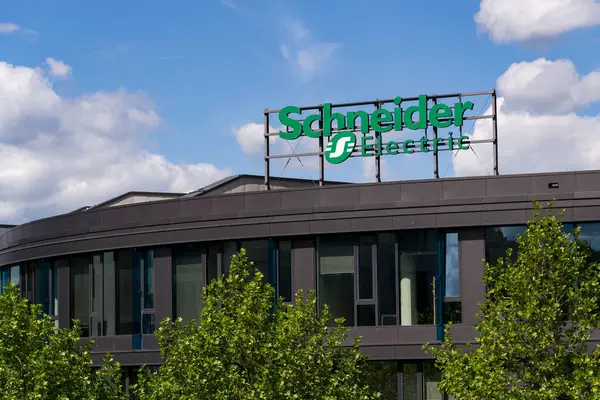 Schneider Electric otomasyon ve enerji yönetimi şirketinin logosu 29 Mayıs 2025 'te Prag, Çek Cumhuriyeti' nde.
