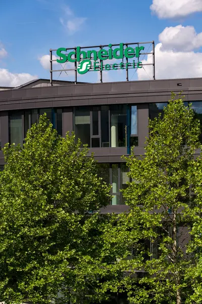 Schneider Electric otomasyon ve enerji yönetimi şirketinin logosu 29 Mayıs 2025 'te Prag, Çek Cumhuriyeti' nde.