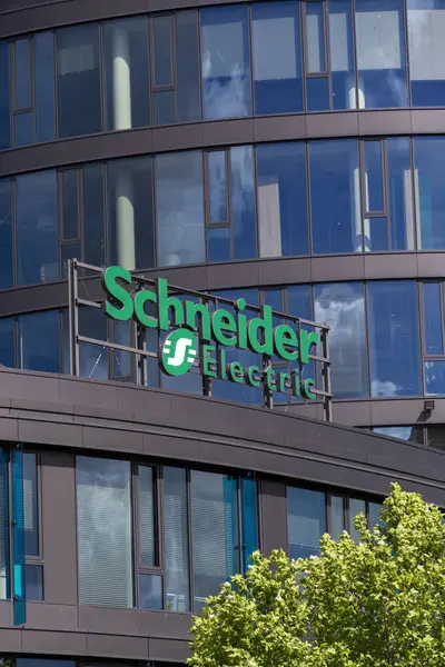 Schneider Electric otomasyon ve enerji yönetimi şirketinin logosu 29 Mayıs 2025 'te Prag, Çek Cumhuriyeti' nde.