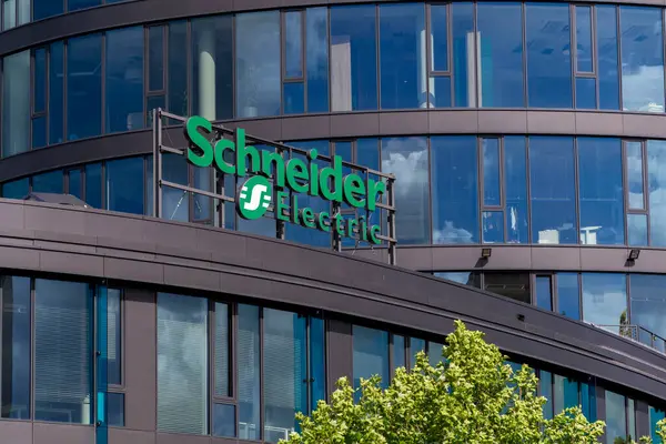 Schneider Electric otomasyon ve enerji yönetimi şirketinin logosu 29 Mayıs 2025 'te Prag, Çek Cumhuriyeti' nde.