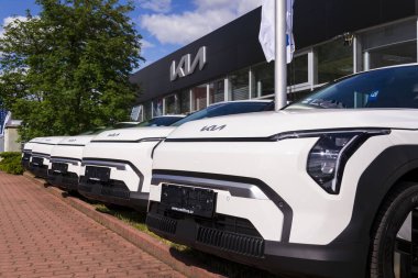 29 Mayıs 2025 'te Prag, Çek Cumhuriyeti' nde bayilik binası önünde Kia EV3 elektrikli otomobilleri.