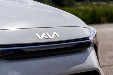 29 Mayıs 2025 'te Prag, Çek Cumhuriyeti' nde bayilik binası önünde Kia EV3 elektrikli otomobilleri.