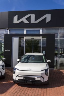 29 Mayıs 2025 'te Prag, Çek Cumhuriyeti' nde bayilik binası önünde Kia EV3 elektrikli otomobilleri.