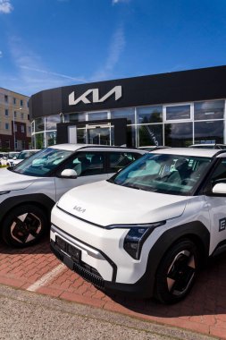 29 Mayıs 2025 'te Prag, Çek Cumhuriyeti' nde bayilik binası önünde Kia EV3 elektrikli otomobilleri.
