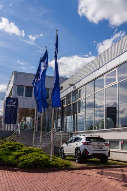 29 Mayıs 2025 'te Prag, Çek Cumhuriyeti' ndeki bayilik binasının önündeki Subaru şirketi logosu.