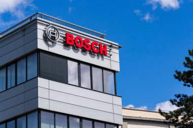 Robert Bosch GmbH şirketinin 29 Mayıs 2025 'te Prag, Çek Cumhuriyeti' ndeki genel merkez binasının logosu.