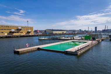 Frihamnen, Gothenburg, İsveç 'teki Allmanna limanında saunayla yüzen yüzme havuzları, güneşli bir gün.
