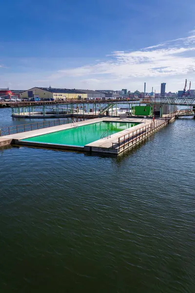 Frihamnen, Gothenburg, İsveç 'teki Allmanna limanında saunayla yüzen yüzme havuzları, güneşli bir gün.