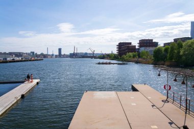 İnsanlar 10 Mayıs 2025 'te İsveç' in Göteborg şehrinde Frihamnen 'deki Allmanna limanında saunayla yüzen havuzlarda yüzüyorlar..