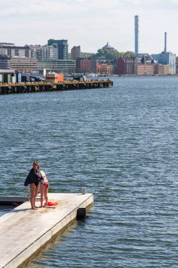 İnsanlar 10 Mayıs 2025 'te İsveç' in Göteborg şehrinde Frihamnen 'deki Allmanna limanında saunayla yüzen havuzlarda yüzüyorlar..
