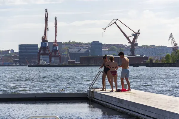 İnsanlar 10 Mayıs 2025 'te İsveç' in Göteborg şehrinde Frihamnen 'deki Allmanna limanında saunayla yüzen havuzlarda yüzüyorlar..