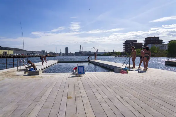 İnsanlar 10 Mayıs 2025 'te İsveç' in Göteborg şehrinde Frihamnen 'deki Allmanna limanında saunayla yüzen havuzlarda yüzüyorlar..