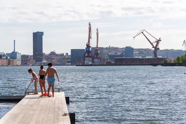 İnsanlar 10 Mayıs 2025 'te İsveç' in Göteborg şehrinde Frihamnen 'deki Allmanna limanında saunayla yüzen havuzlarda yüzüyorlar..
