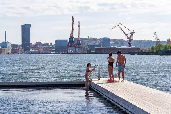 İnsanlar 10 Mayıs 2025 'te İsveç' in Göteborg şehrinde Frihamnen 'deki Allmanna limanında saunayla yüzen havuzlarda yüzüyorlar..
