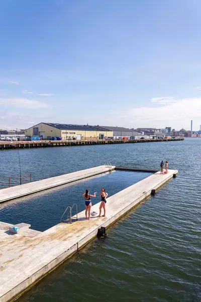 İnsanlar 10 Mayıs 2025 'te İsveç' in Göteborg şehrinde Frihamnen 'deki Allmanna limanında saunayla yüzen havuzlarda yüzüyorlar..