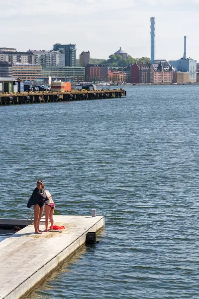İnsanlar 10 Mayıs 2025 'te İsveç' in Göteborg şehrinde Frihamnen 'deki Allmanna limanında saunayla yüzen havuzlarda yüzüyorlar..