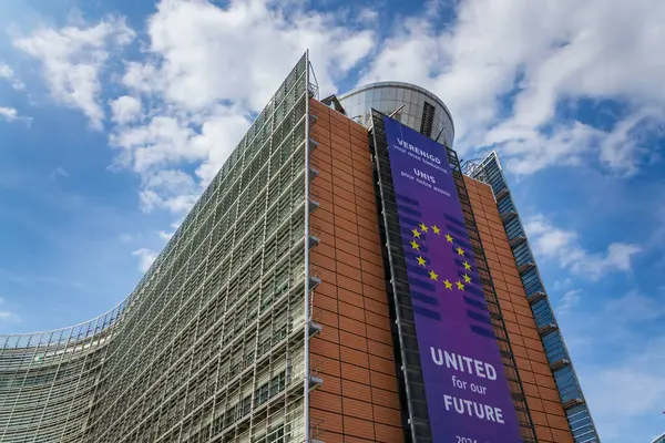 20 Mayıs 2025 'te Belçika' nın Brrussels kentinde Avrupa Komisyonu genel merkezinin önünde AB bayraklarını sallayan.