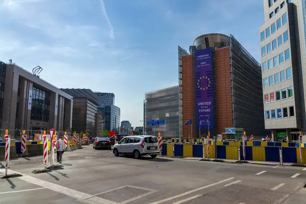 20 Mayıs 2025 'te Belçika' nın Brrussels kentinde Avrupa Komisyonu genel merkezinin önünde AB bayraklarını sallayan.