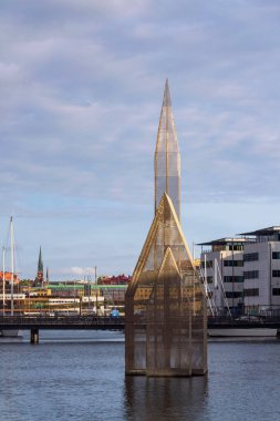 Yüzen Şüphe ve Umut Tapınağı, Kent Karlsson tarafından 10 Mayıs 2025 'te İsveç' in Göteborg kentindeki Lindholmen tersanesinde yapılan kilise metali heykeli..