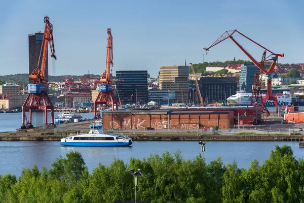Güneşli bir günde 13 Mayıs 2025 'te İsveç' in Göteborg kentindeki Kvillepiren kentinden Gota Nehri 'ni feribotla geçen şehir silueti..