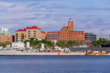 Güneşli bir günde HswMS Halland sınıfı destroyer Smaland ve Navigasyon okulu İsveç ile Göteborg şehrinin silueti.