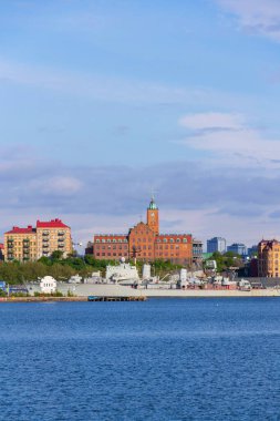 Güneşli bir günde HswMS Halland sınıfı destroyer Smaland ve Navigasyon okulu İsveç ile Göteborg şehrinin silueti.