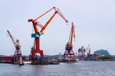 Göteborg şehri güneşli bir günde Gota nehri ile ufuk çizgisi, İsveç