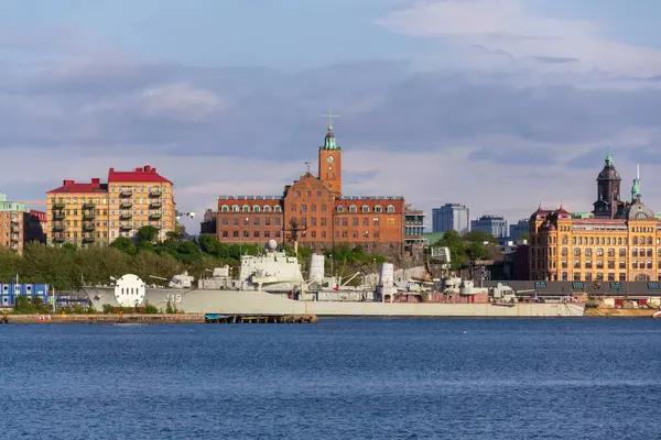 Güneşli bir günde HswMS Halland sınıfı destroyer Smaland ve Navigasyon okulu İsveç ile Göteborg şehrinin silueti.