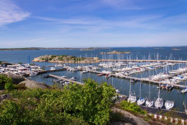 Alvsborgsfjorden kıyısındaki Saltholmen yarımadasında gemi limanı, takımada gemileri limanı, Alvsborg bölgesi, Göteborg, İsveç, güneşli bir gün.