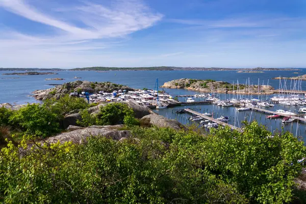 Alvsborgsfjorden kıyısındaki Saltholmen yarımadasında gemi limanı, takımada gemileri limanı, Alvsborg bölgesi, Göteborg, İsveç, güneşli bir gün.