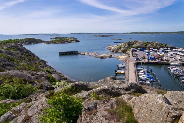 Alvsborgsfjorden kıyısındaki Saltholmen yarımadasında gemi limanı, takımada gemileri limanı, Alvsborg bölgesi, Göteborg, İsveç, güneşli bir gün.