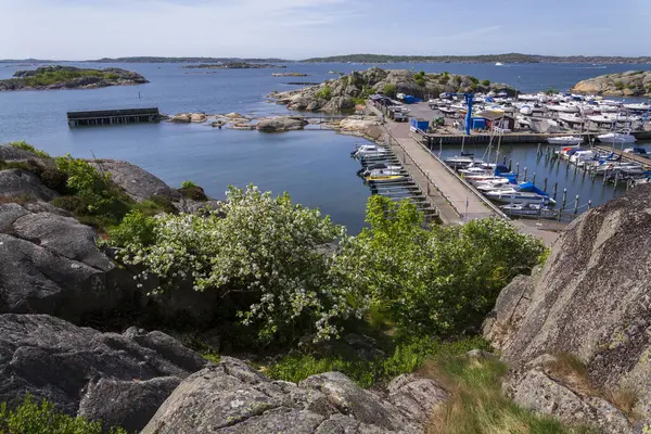 Alvsborgsfjorden kıyısındaki Saltholmen yarımadasında gemi limanı, takımada gemileri limanı, Alvsborg bölgesi, Göteborg, İsveç, güneşli bir gün.