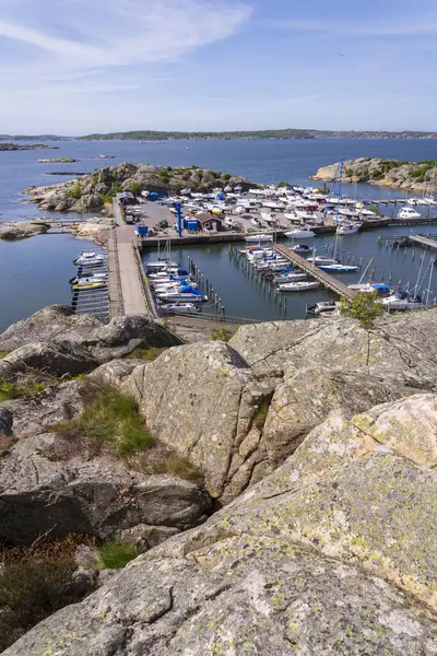 Alvsborgsfjorden kıyısındaki Saltholmen yarımadasında gemi limanı, takımada gemileri limanı, Alvsborg bölgesi, Göteborg, İsveç, güneşli bir gün.