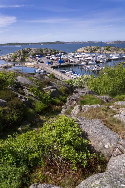 Alvsborgsfjorden kıyısındaki Saltholmen yarımadasında gemi limanı, takımada gemileri limanı, Alvsborg bölgesi, Göteborg, İsveç, güneşli bir gün.