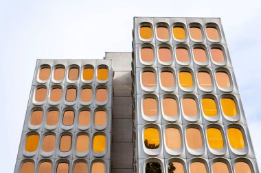 Fonksiyonist ofis CBR binası, Watermael-Boitsfort, Bussels, Belçika 'daki prefabrik modüler beton cephesi