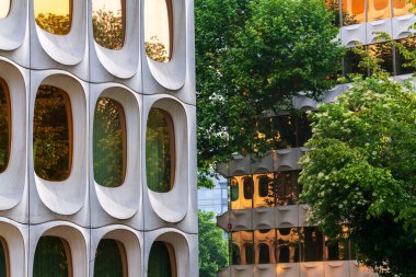 Fonksiyonist ofis CBR binası, Watermael-Boitsfort, Bussels, Belçika 'daki prefabrik modüler beton cephesi