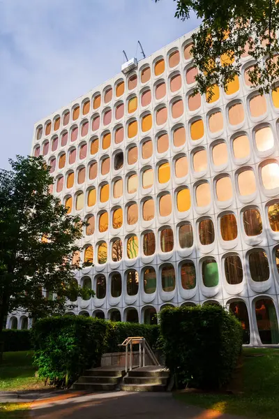 Fonksiyonist ofis CBR binası, Watermael-Boitsfort, Bussels, Belçika 'daki prefabrik modüler beton cephesi