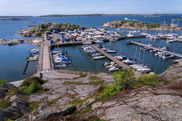 Alvsborgsfjorden, Alvsborg ilçesi, Göteborg, İsveç, güneşli bir günde Saltholmen yarımadasındaki gemilerle birlikte limandan kalkan takımada feribotu.
