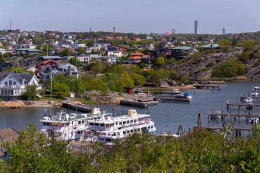 13 Mayıs 2025 'te İsveç' in Göteborg şehrinde bulunan Alvsborgsfjorden, Alvsborg 'daki Saltholmen liman yarımadasındaki takımadası feribotu..