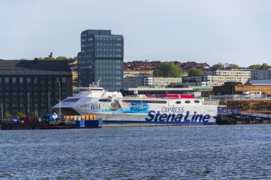 10 Mayıs 2025 tarihinde İsveç 'in Göteborg kentindeki merkez limanında Stena Hattı' ndan Stena Carisma ekspres seferleri.