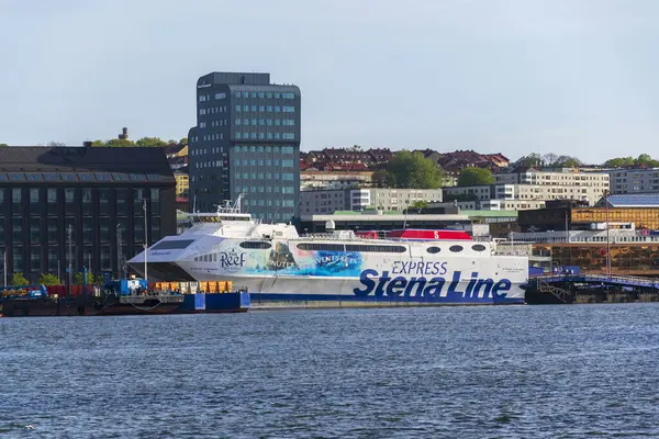 10 Mayıs 2025 tarihinde İsveç 'in Göteborg kentindeki merkez limanında Stena Hattı' ndan Stena Carisma ekspres seferleri.