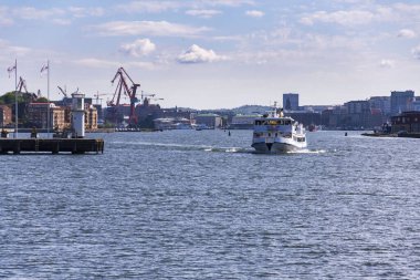 Vasttrafik feribotu 12 Mayıs 2025 'te İsveç' in Göteborg şehrinde Gota Nehri 'ni geçiyor..