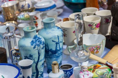 Brüksel, Belçika 'nın Marolles bölgesindeki Place du Jeu de Balle' deki bit pazarında eski antika şeyler.