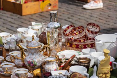 Brüksel, Belçika 'nın Marolles bölgesindeki Place du Jeu de Balle' deki bit pazarında eski antika şeyler.