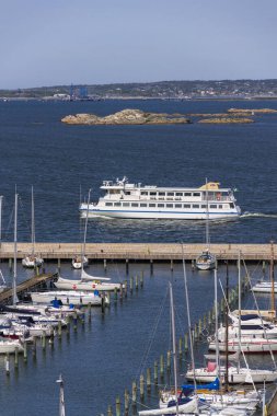 13 Mayıs 2025 'te İsveç' in Göteborg şehrinde Alvsborgsfjorden, Alvsborg bölgesinde bulunan Saltholmen yarımadasındaki gemilerle birlikte limandan kalkan takımada feribotu..