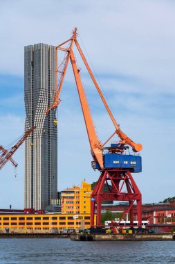 İskandinavya 'nın en yüksek binası. Lindholmen' deki en yüksek gökdelen. 14 Mayıs 2025 'te İsveç' in Göteborg şehrinde eski vinçlerle birlikte..
