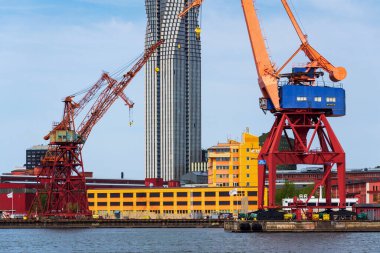 İskandinavya 'nın en yüksek binası. Lindholmen' deki en yüksek gökdelen. 14 Mayıs 2025 'te İsveç' in Göteborg şehrinde eski vinçlerle birlikte..